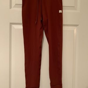 Brand new Vuori daily leggings . Rust color . Size small